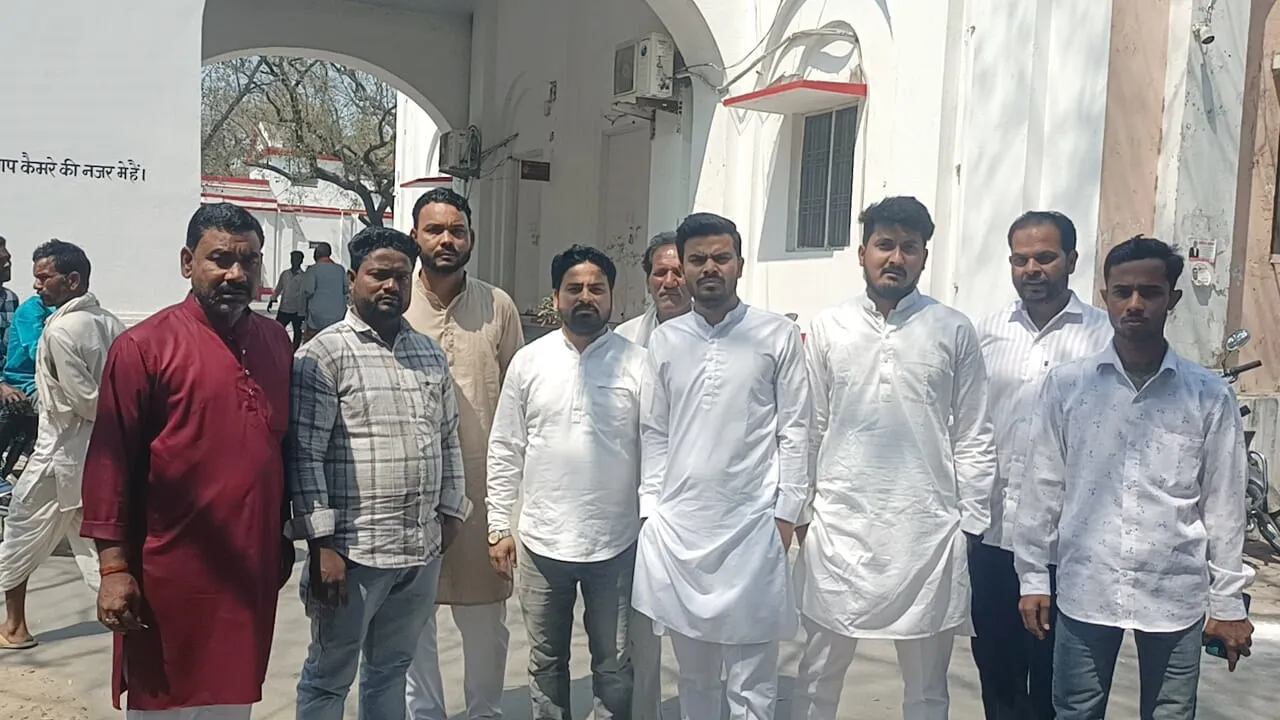 बहराइच: नगर पंचायत अध्यक्ष और हिस्ट्रीशीटर पति के विरुद्ध सभासदों ने दिया धरना, डीएम और एसपी से की गिरफ्ताती की मांग, लगाया यह आरोप