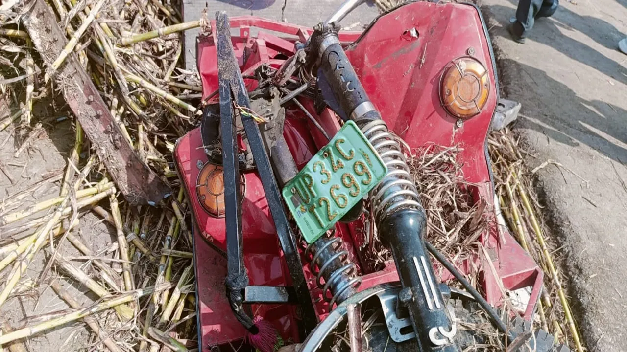 सीतापुर में दर्दनाक हादसा: गन्ना लदा ट्रक पलटा, ई-रिक्शा चालक समेत बुजुर्ग की मौत, एक घायल