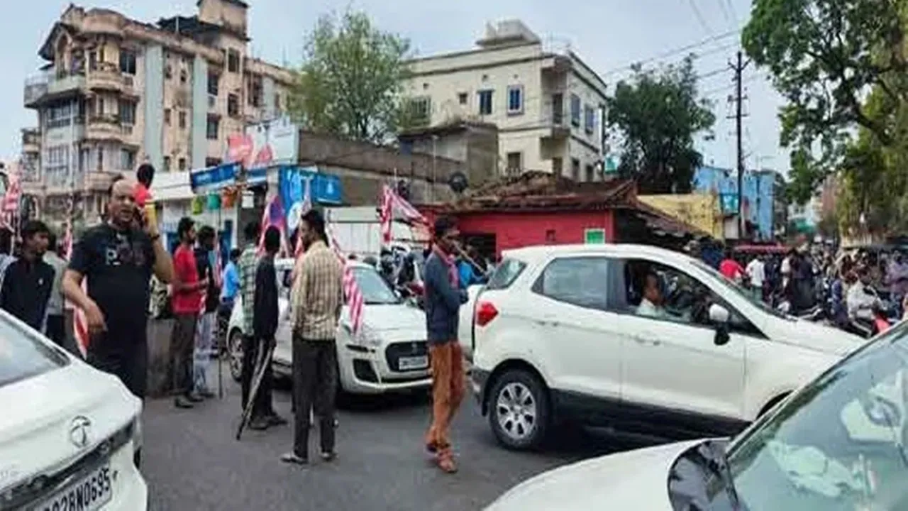 झारखंड: फ्लाईओवर निर्माण के विरोध में सड़कों पर उतरे आदिवासी संगठन, फूंका टायर, लगाया जाम, प्रशासन सतर्क 