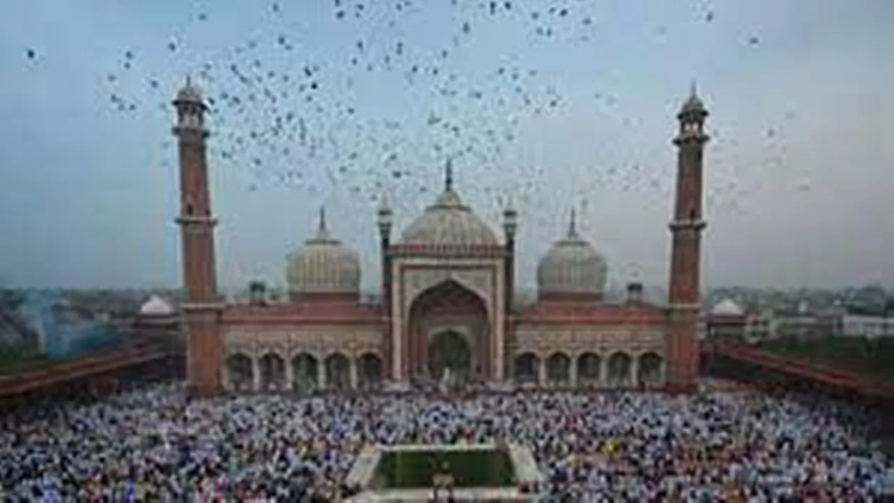 दिल्ली जामा मस्जिद पर रमजान की रौनक: इफ़्तार के लिए दूर-दराज के इलाकों से पहुंच रहे रोजेदार 