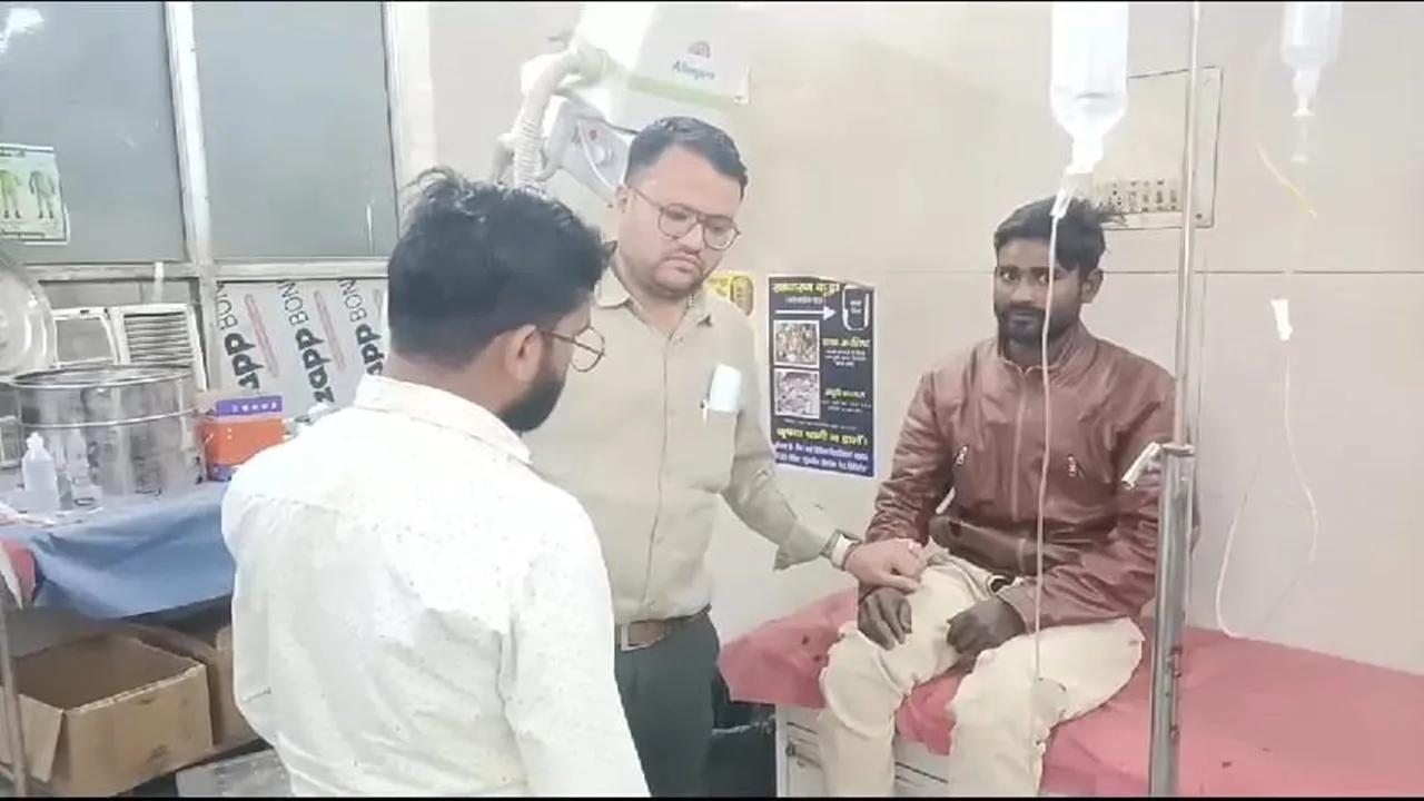 बहराइच: इलाज के लिए सांप को लेकर मेडिकल कॉलेज पहुंचा युवक, जानें फिर क्या हुआ