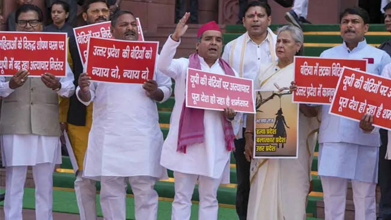 UP में महिला सुरक्षा को लेकर सपा का संसद परिसर में प्रदर्शन, मांगा CM योगी का इस्तीफा 