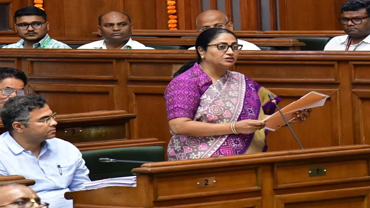 Delhi Budget 2025: सीएम रेखा गुप्ता ने पेश किया एक लाख करोड़ का बजट, महिला समृद्धि से लेकर आयुष्मान योजना तक, जानें क्या-क्या किया ऐलान