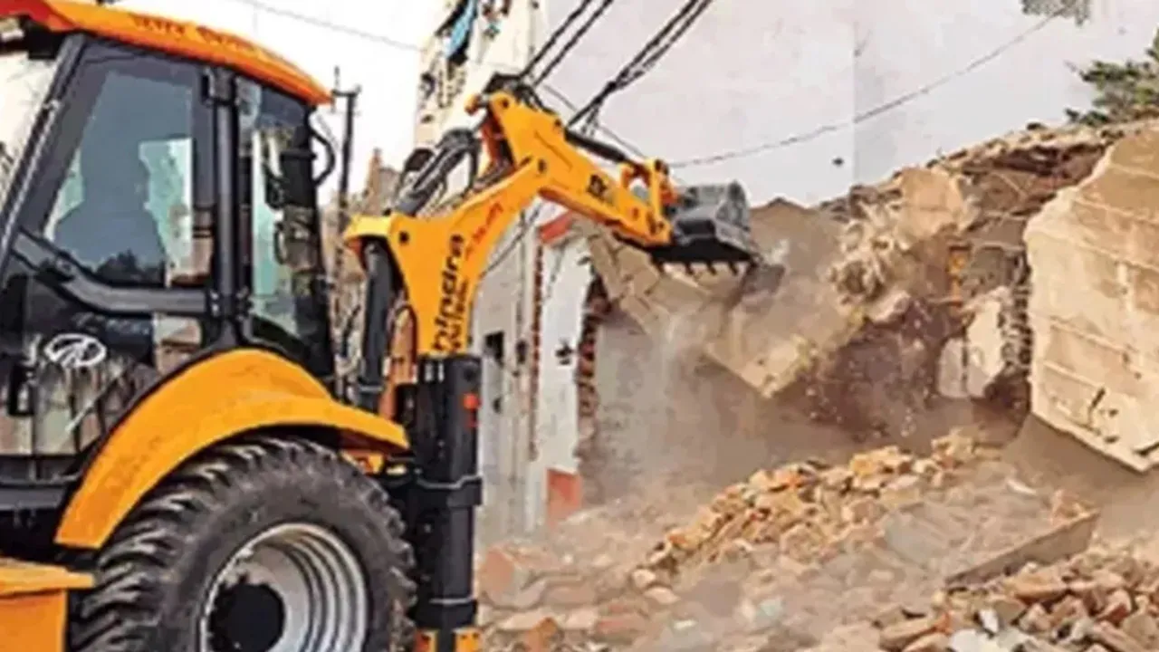 नोएडा एयरपोर्ट के पास अवैध निर्माण पर गरजा बुलडोजर, 32 मकान किए गए जमींदोज