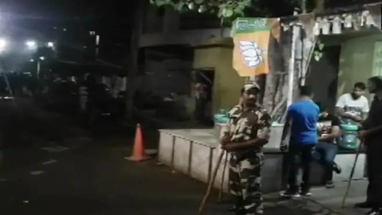 पश्चिम बंगाल: भाजपा नेता अर्जुन सिंह के आवास के बाहर बदमाशों ने फेंका बम, एक युवक घायल 