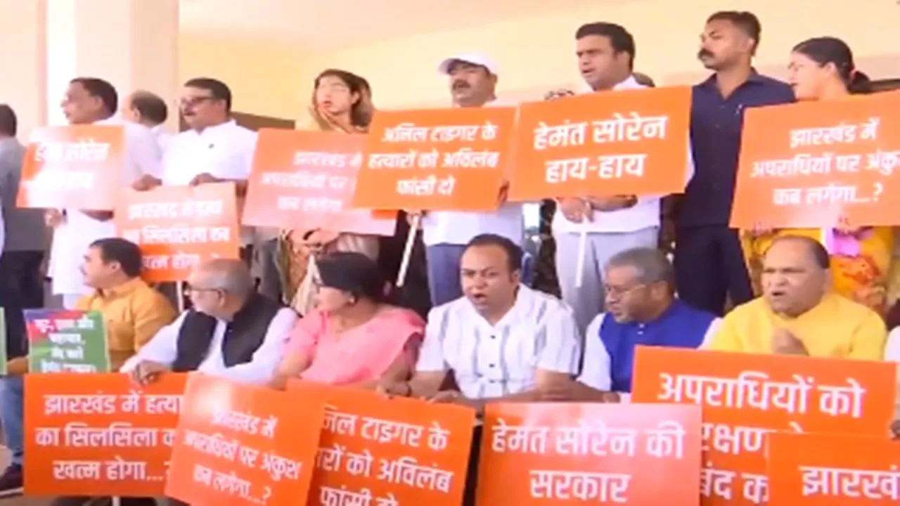 अनिल टाइगर हत्या मामले को लेकर झारखंड विधानसभा की कार्यवाही स्थगित, धरने पर बैठे भाजपा विधायक  
