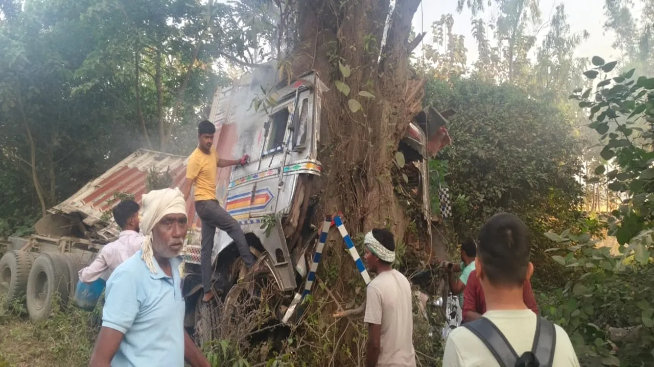 सुलतानपुर में भीषण हादसा: अनियंत्रित होकर पेड़ से टकराई ट्रक, चालक समेत दो की मौत 