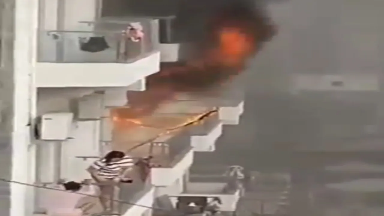 नोएडा: गर्ल्स हॉस्टल में AC फटने से लगी आग, छात्रों में मची अफरातफरी