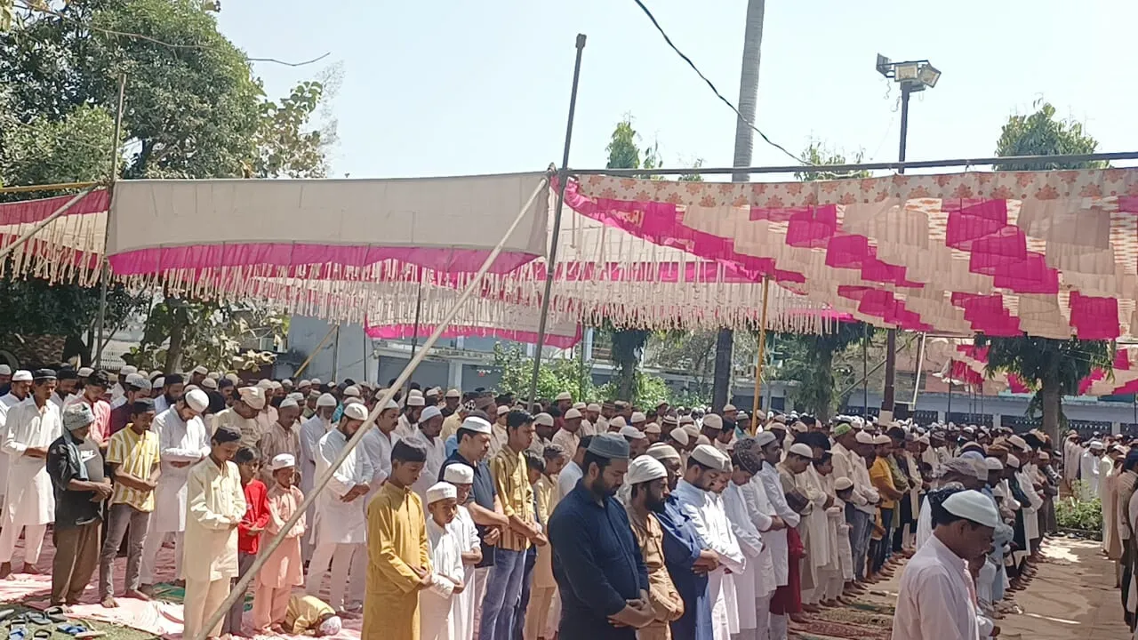 बहराइच: वक्फ बिल के विरोध में काली पट्टी बांधकर मुस्लिमों ने पढ़ी अलविदा की नमाज 