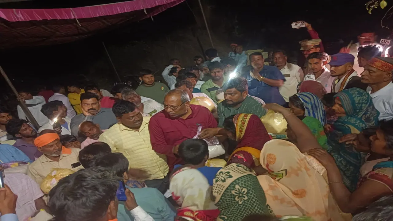  अयोध्या: रामपुर पुवारी माझा के अग्नि पीड़ितों से मिले मंत्री डॉ. संजय निषाद, बांटी राहत सामग्री, अधिकारियों को दिए निर्देश 