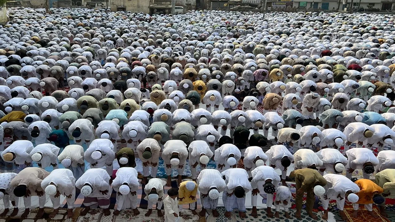 Eid: लखनऊ समेत पूरे UP में ईद की नमाज में उमड़ा नमाजियों का सैलाब, गले लगकर एक-दूसरे को दी मुबारकबाद