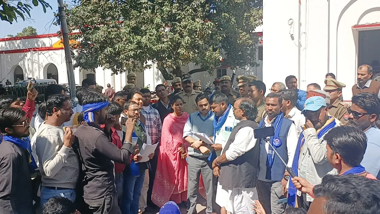 बहराइच: सांसद चंद्रशेखर के काफिले पर हमला, विरोध में सड़क पर उतरे समर्थक, प्रदर्शन कर सौंपा ज्ञापन 