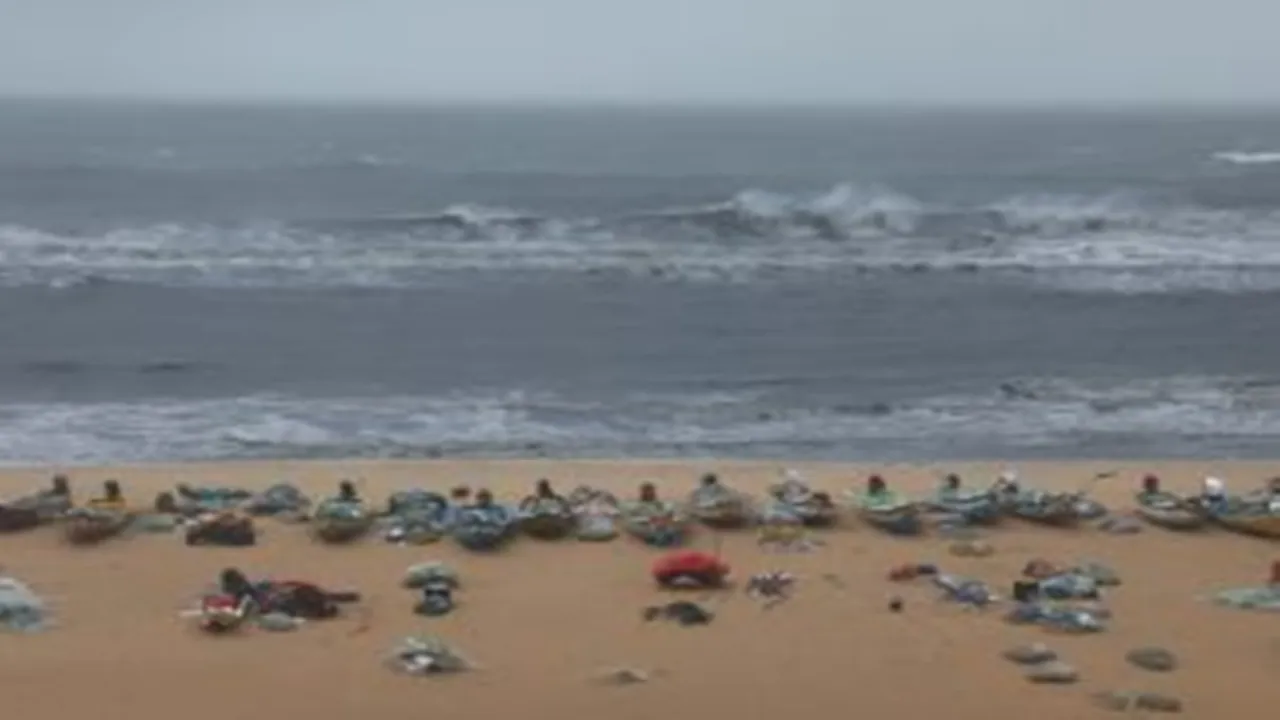 Cyclone Alfred: ऑस्ट्रेलिया के तट पर पहुंचा अल्फ्रेड चक्रवात, स्कूल-ऑफिस बंद, थमा यातायात