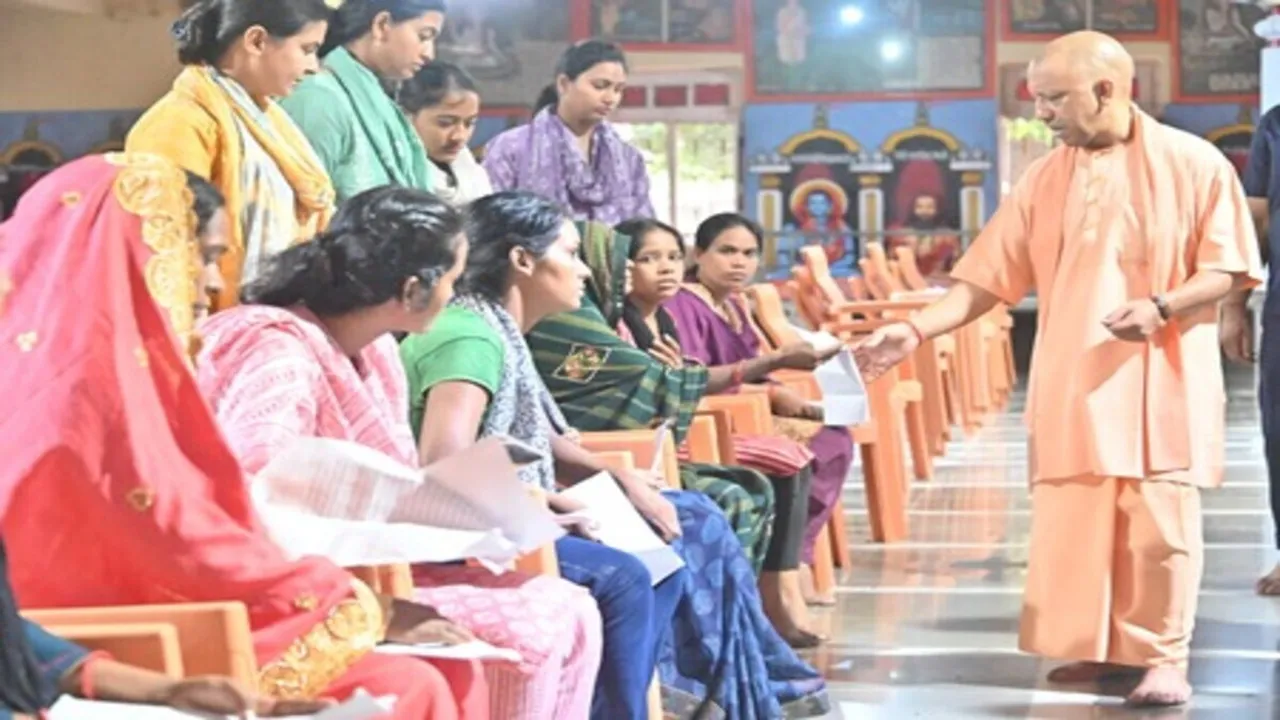 जनता दर्शन: मुख्यमंत्री योगी ने सुनी 250 लोगों की समस्याएं, अधिकारियों को दिया यह निर्देश