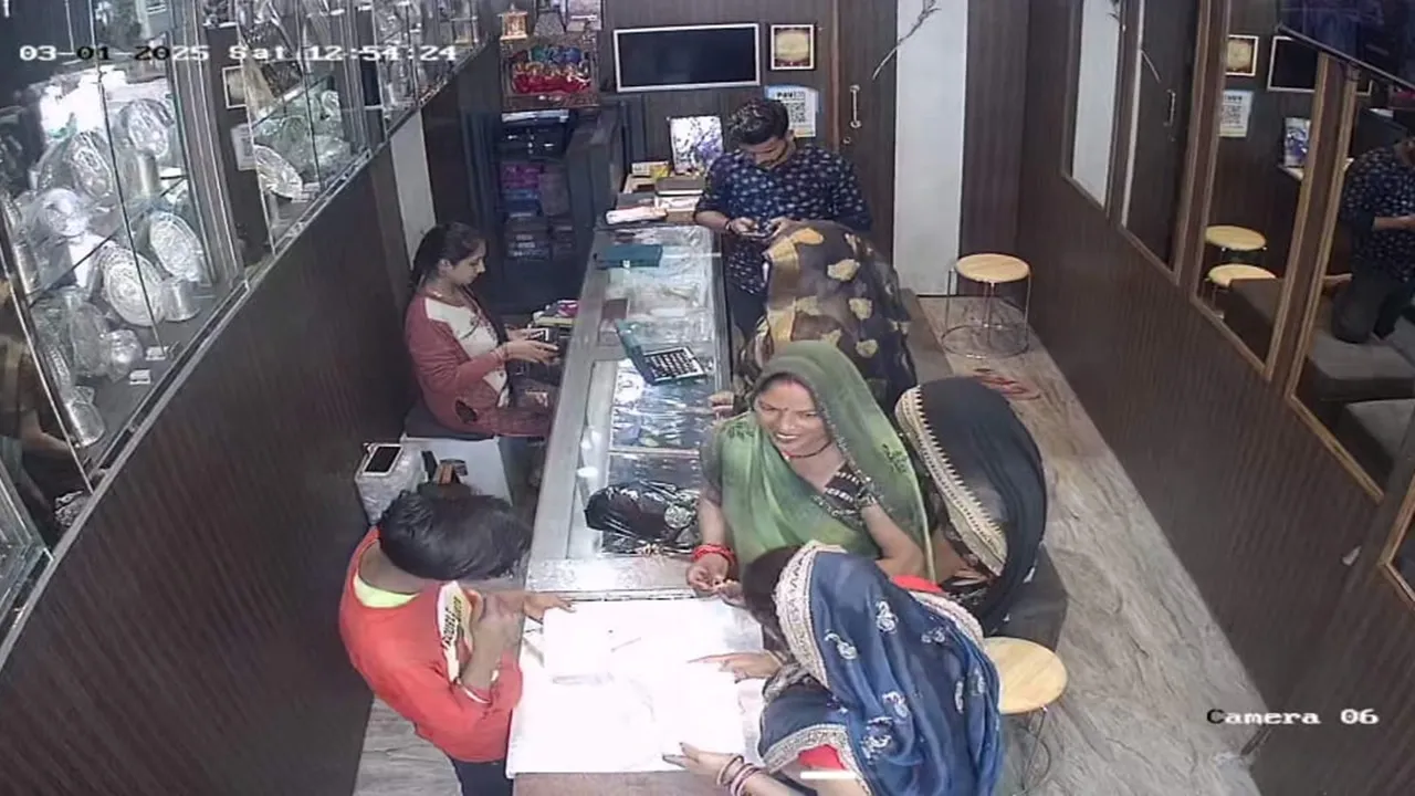बहराइच: ज्वेलर्स की दुकान से महिलाओं ने पार किया सोने की कील का डिब्बा, CCTV में कैद हुई चोरी की घटना