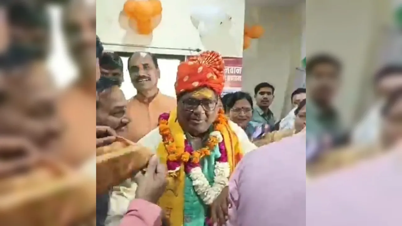 Farrukhabad में फतेहचंद वर्मा बने भाजपा जिलाध्यक्ष, कार्यकर्ताओं ने फूल-मालाओं से किया जोरदार स्वागत 