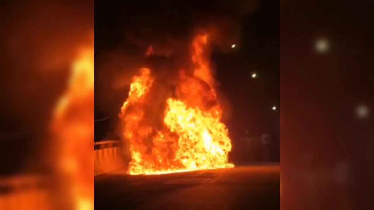 Kanpur में सड़क पर चलती कार बनी आग का गोला: चालक ने कूद कर बचाई जान, आसमान में छाया धुएं का गुबार