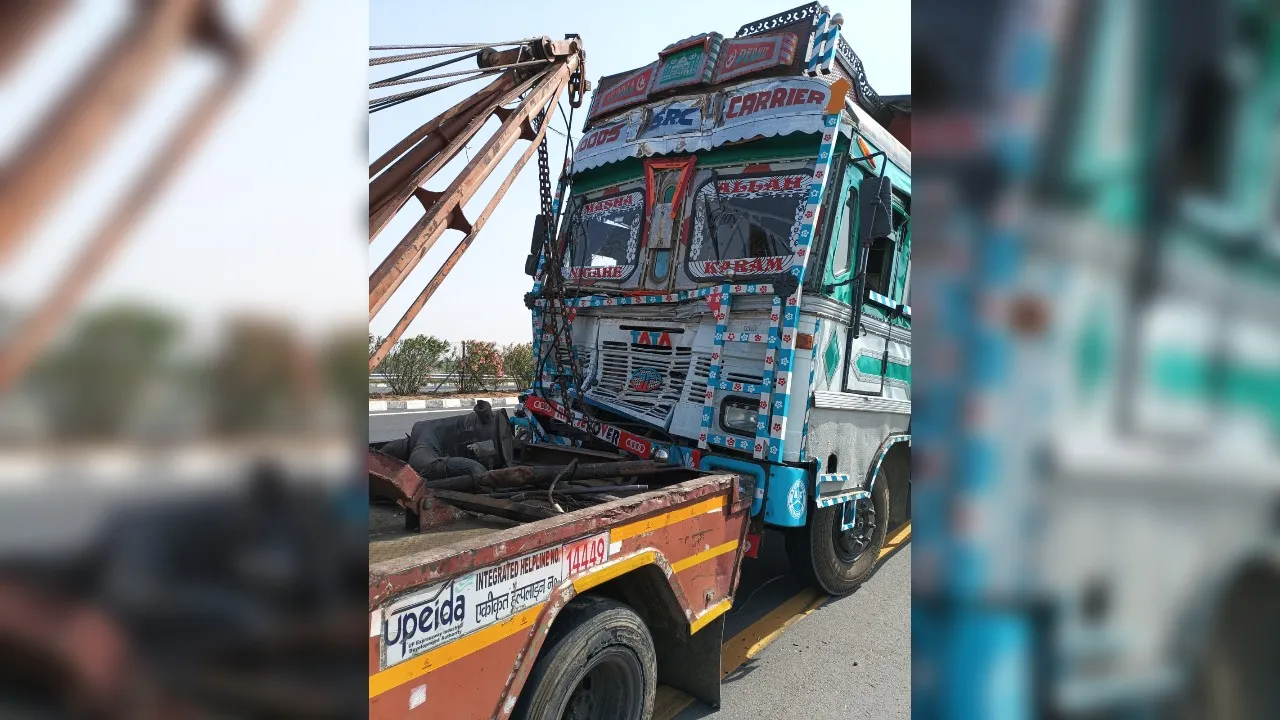 Etawah में गोवंश से भरा ट्रक पकड़ा गया: गौतस्करी के लिए ले जा रहे थे, रास्ते में एक्सीडेंट होने पर ट्रक छोड़कर भागे आरोपी