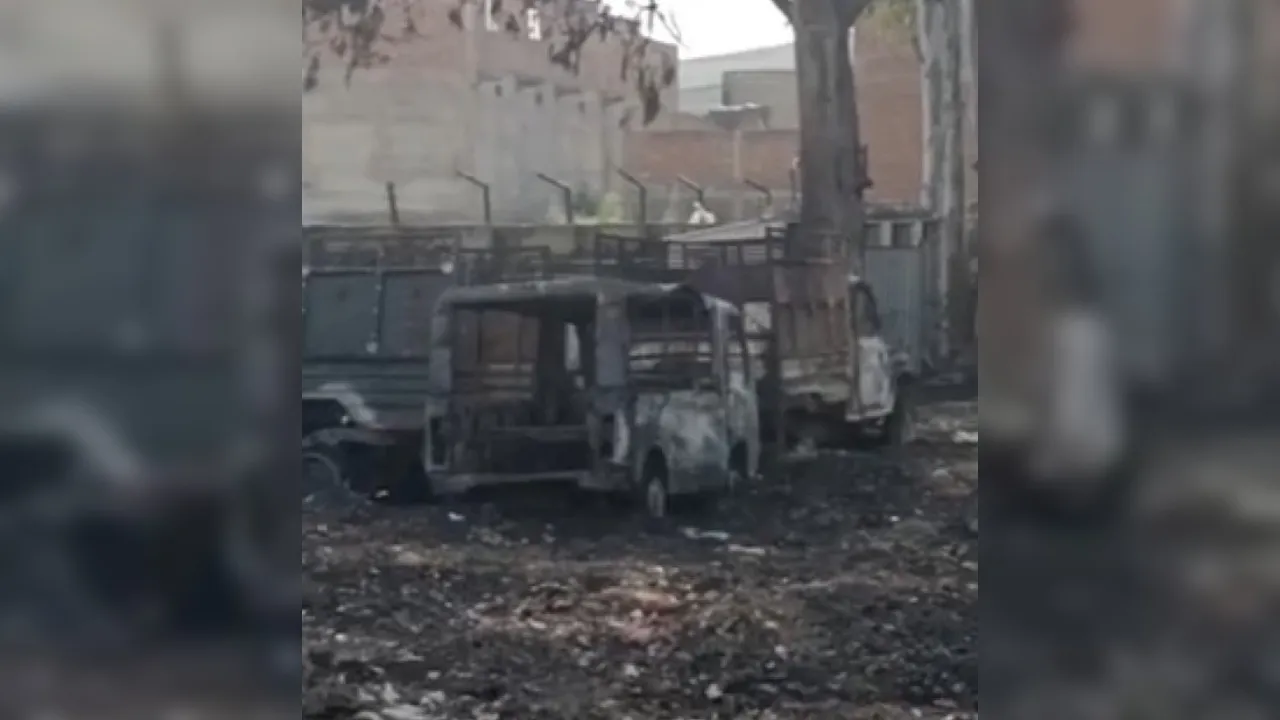 Kannauj: नवीन मंडी में लगी आग, दमकलकर्मियों ने पाया काबू, नौ वाहन जलकर खाक, लाखों रुपये का हुआ नुकसान