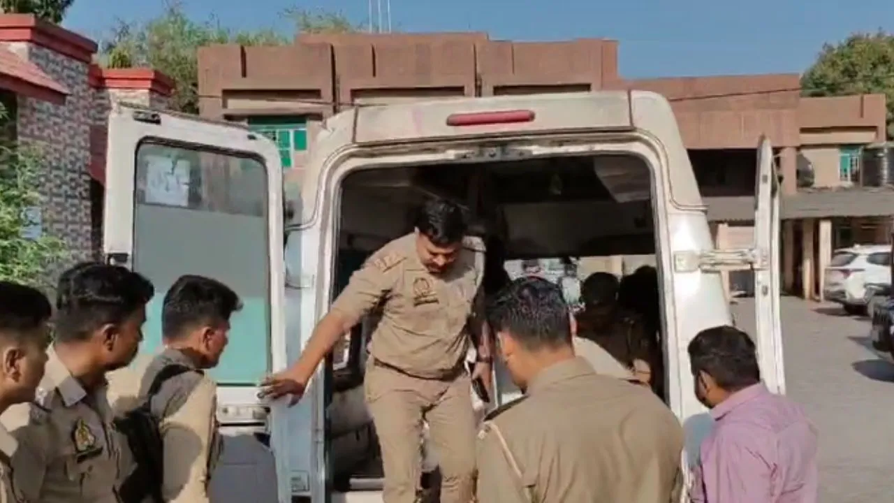 महोबा में पुलिस हिरासत में युवक ने किया जान देने का प्रयास; पुलिसकर्मियों के फूले हाथ-पांव 