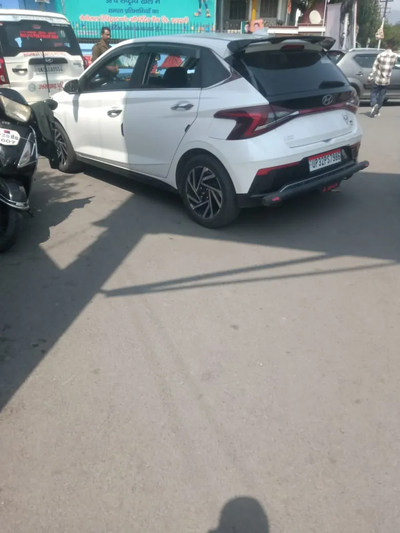 पुलिस ने उतारी अधिवक्ता की हेकड़ी, हूटर बजाकर दिखा रहा था धौंस    