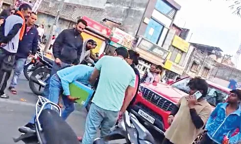 आशिक मिजाज पीआरडी जवान को महिला ने बीच सड़क पीटा 