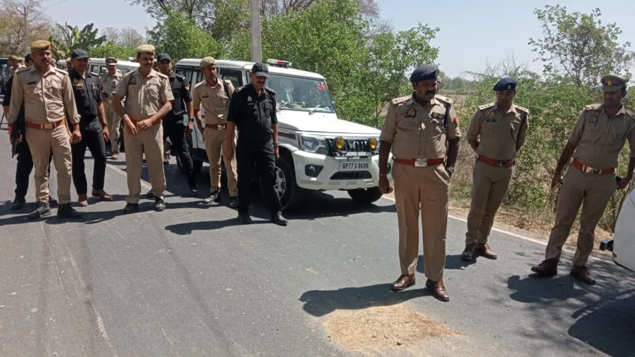 कानपुर देहात में डंपर की टक्कर से बाइक सवार मां-बेटी व भतीजे की मौत...चौथे युवक की हालत गंभीर, पुलिस ने चालक की तलाश शुरू की...