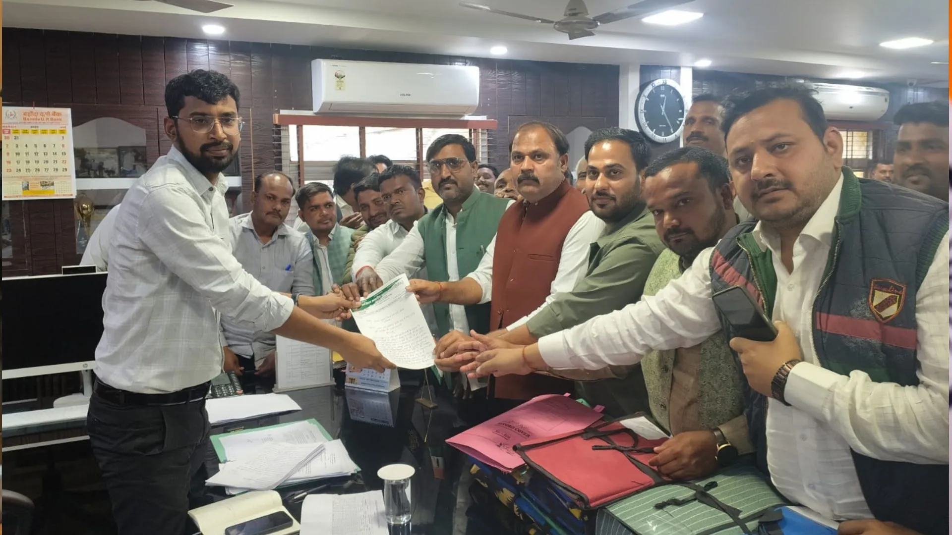 अयोध्या: मनरेगा समेत विभिन्न मुद्दों को लेकर बड़ी संख्या में सीडीओ दफ्तर पहुंचे प्रधान, ज्ञापन सौंपा  