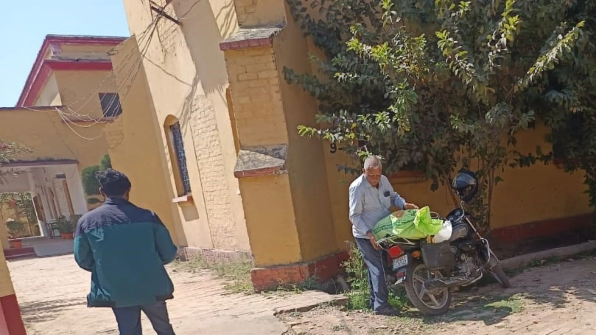 सुलतानपुर: बोर्ड परीक्षा की सुरक्षा में खतरा, बाइक और सवारी वाहन से ले जाई जा रही कॉपियां 