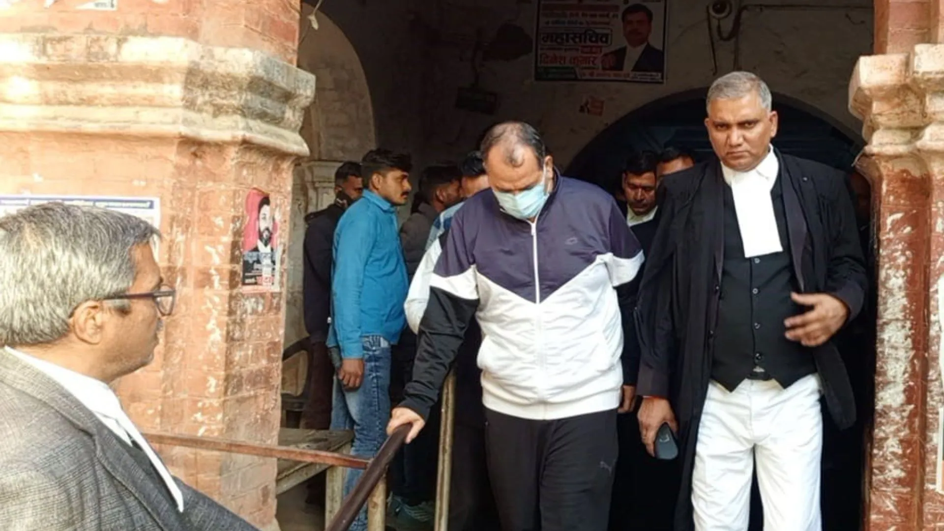 सुलतानपुर: पूर्व विधायक संतोष पांडेय विशेष कोर्ट में हाजिर, बयान दर्ज 