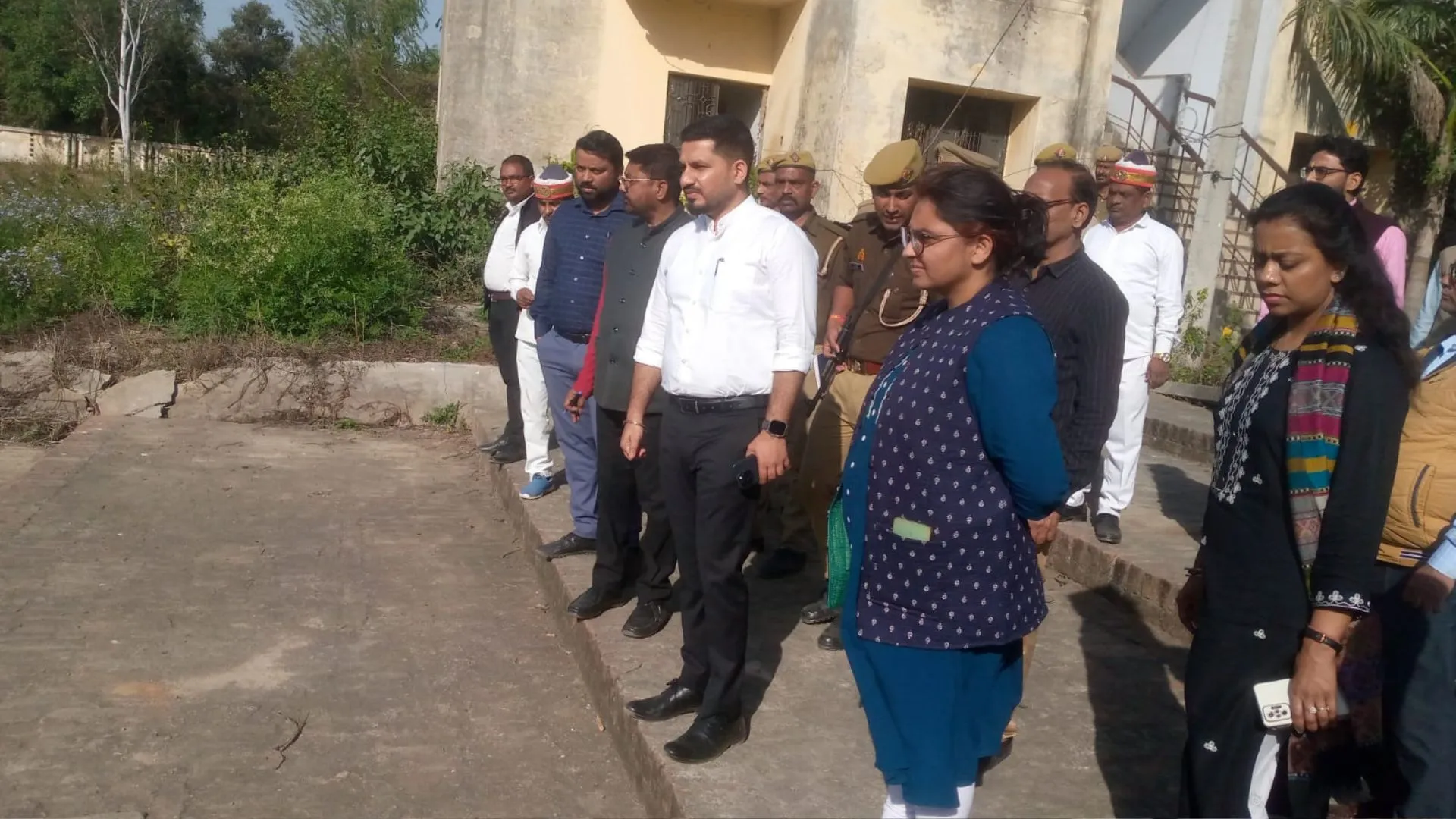 बाराबंकी: सीएचसी के दवा भंडार में गंदगी पर भड़के डीएम, लगवाया ताला 