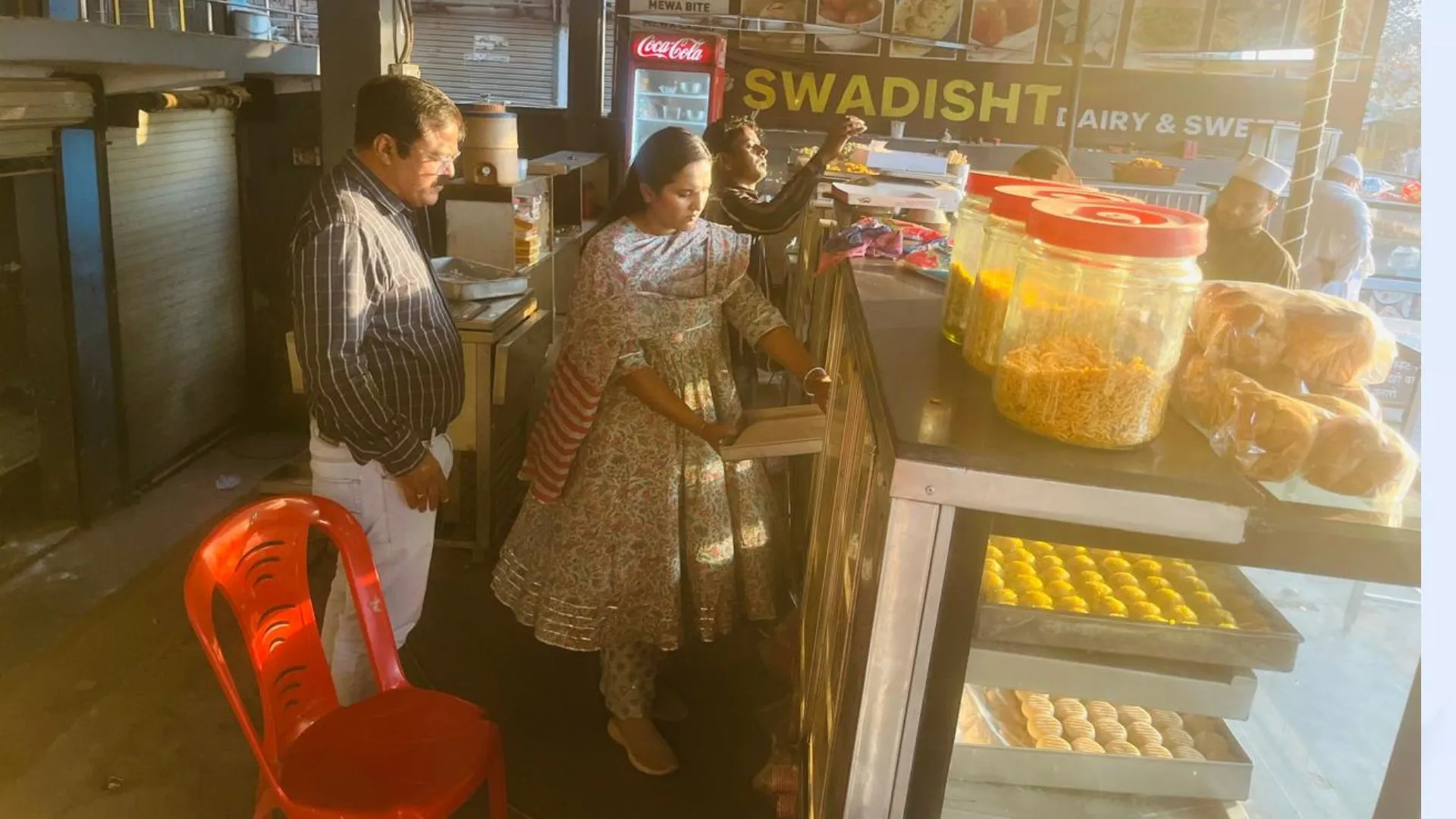 बाराबंकी: होली से पहले खाद्य सुरक्षा विभाग ने की बड़ी कार्रवाई, 34 हजार की मिठाई और खोया कराया नष्ट 