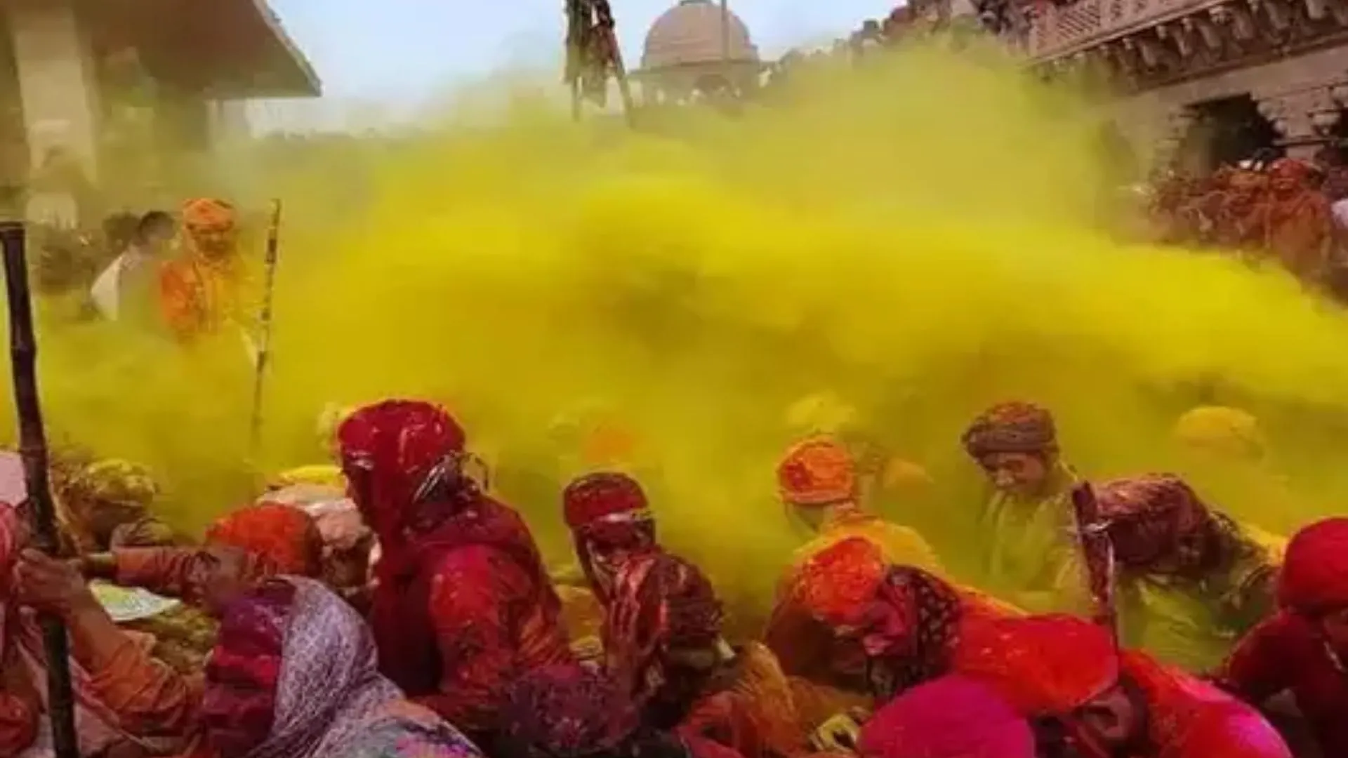 मथुरा: बरसाने की गोपियों ने नन्दगांव के हुरियारों पर खूब बरसाए लट्ठ, लाखों श्रद्धालु बने साक्षी 