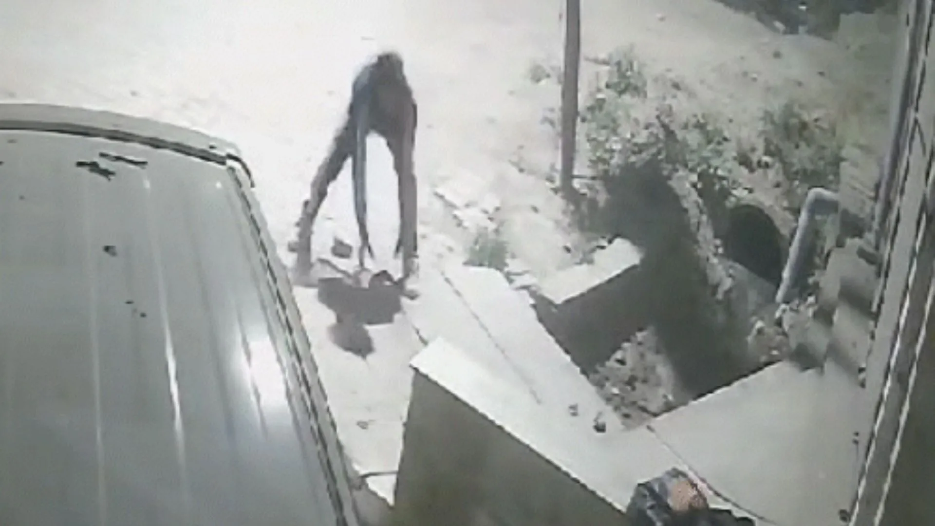 कानपुर: तलाक देने पर पत्नी के घर पथराव, हत्या की दी धमकी...CCTV में कैद हुई घटना  