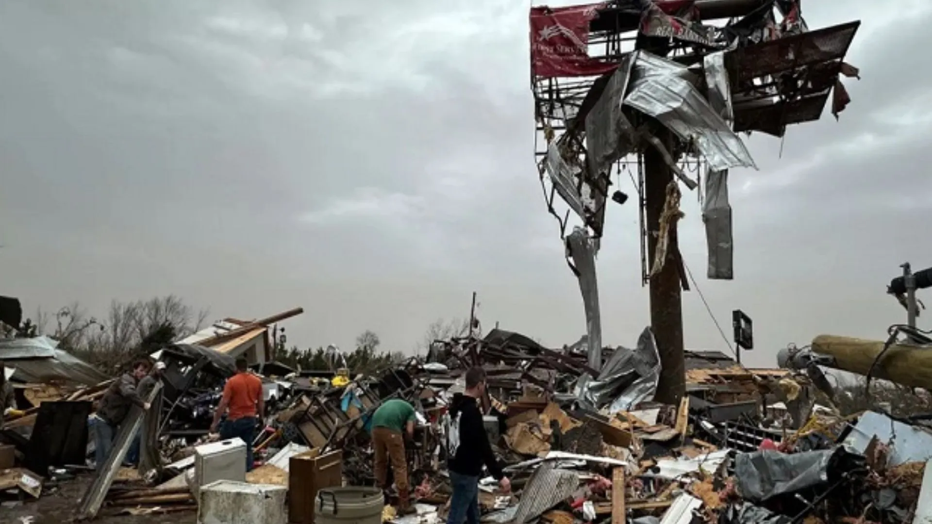 अमेरिका में बवंडर, धूल भरी आंधी और जंगल में आग से 32 लोगों की मौत 