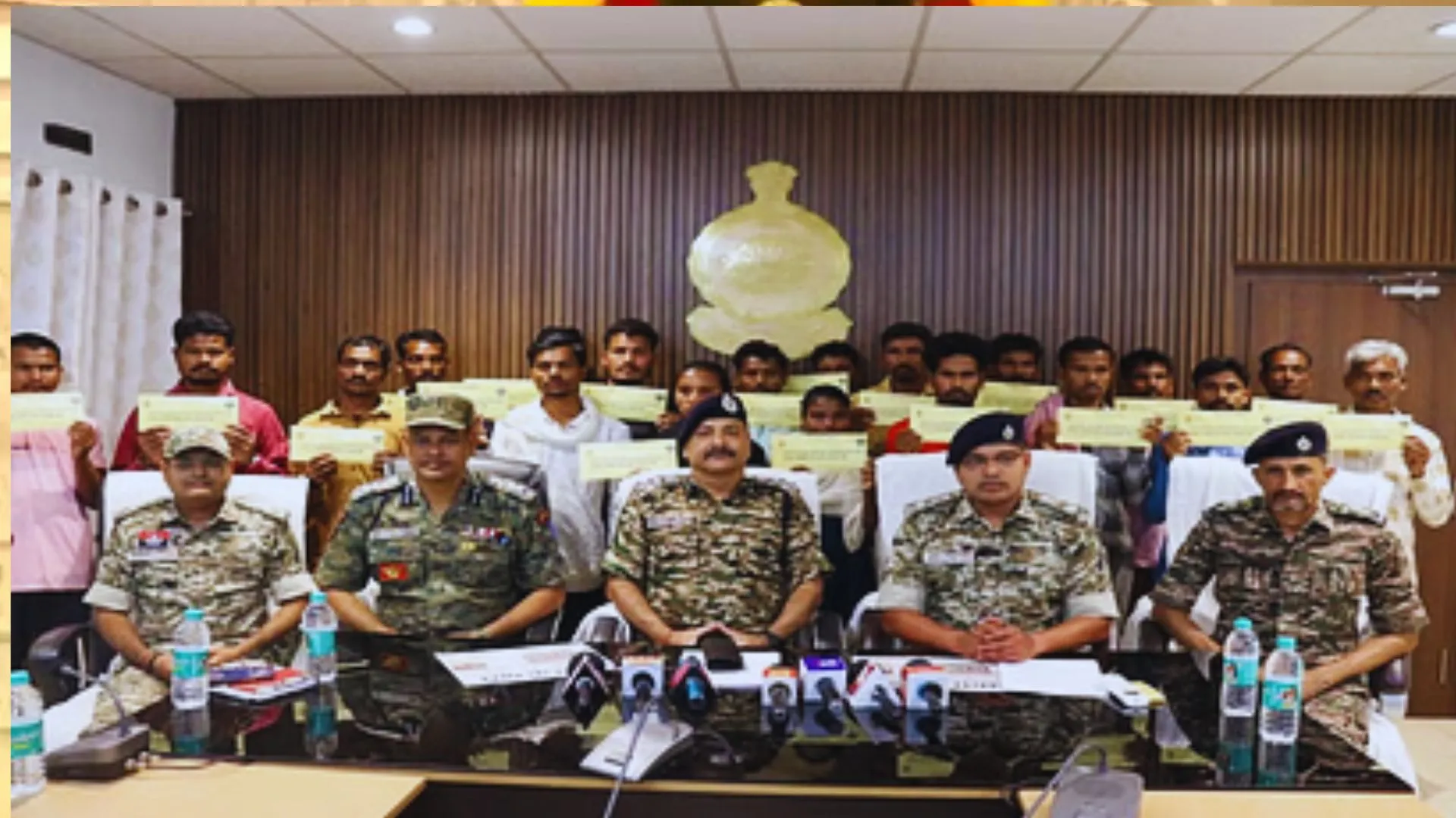 छत्तीसगढ़: नक्सली संगठन को बड़ा झटका, बीजापुर में 29 लाख के इनामी 19 नक्सलियों ने किया सरेंडर 