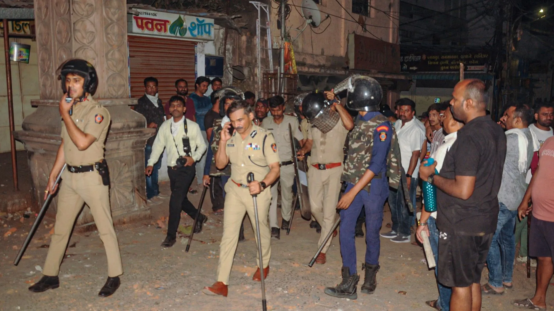 नागपुर हिंसा पर विधान सभा भवन के बाहर विपक्ष का प्रदर्शन, मंत्री नितेश राणे को हटाने की मांग 