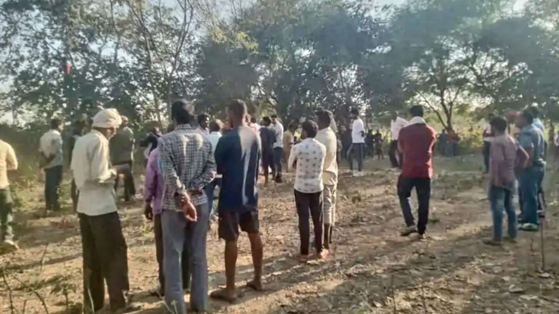 प्रयागराज: पुलिस चौकी से चंद दूरी पर पेड़ पर फंदे से लटकता मिला लापता छात्रा का शव 