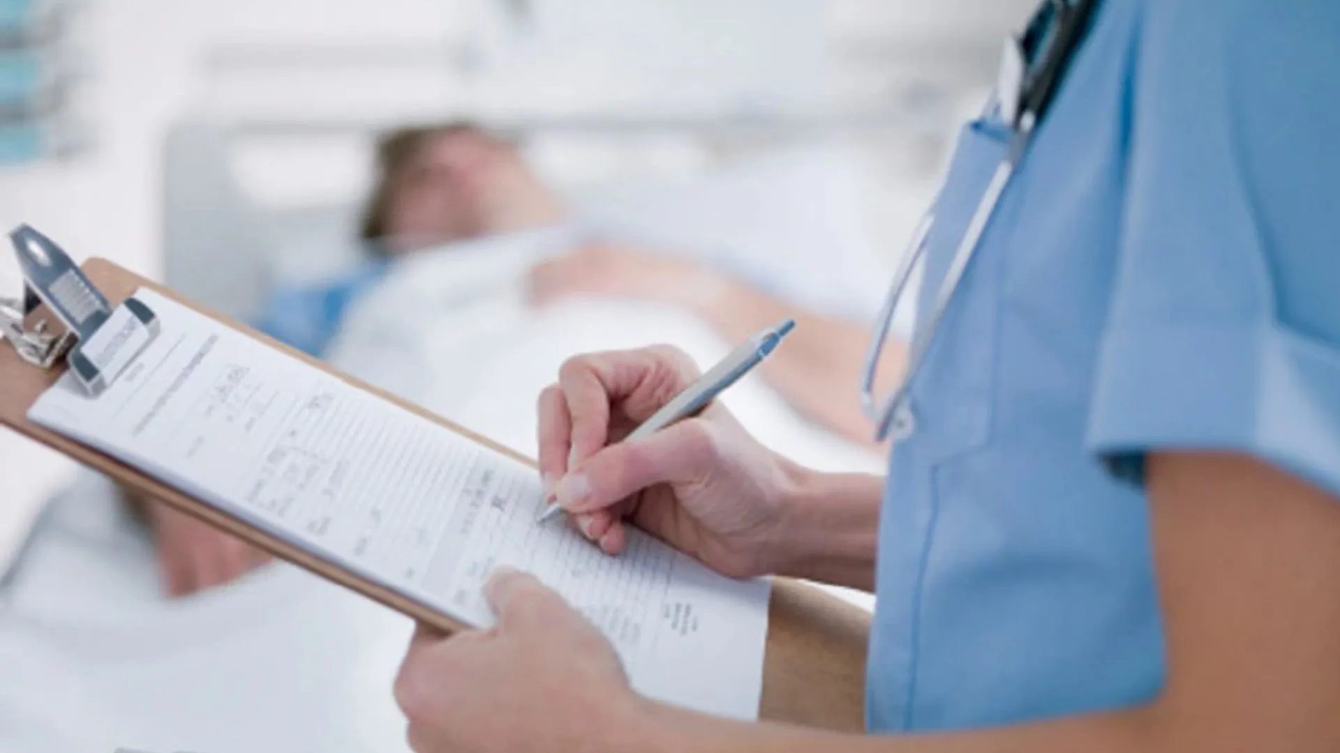 पेटदर्द से परेशान युवक ने यूट्यूब वीडियो देखकर कर डाली खुद की 'सर्जरी'