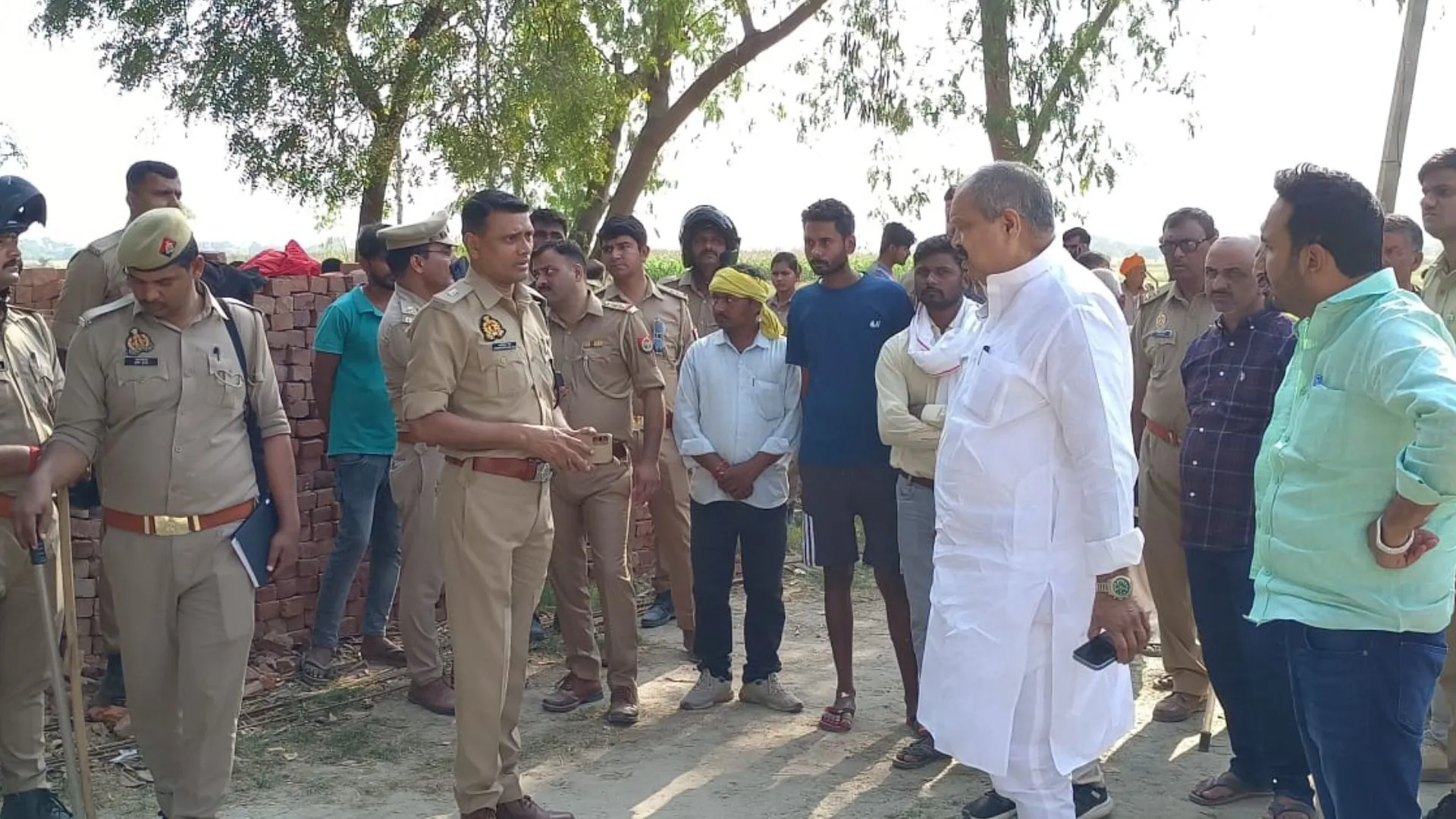 गोंडा: भूमि विवाद में बमबारी, कुर्सी पर बैठे सख्श के उड़े चीथड़े...गांव में फोर्स तैनात  
