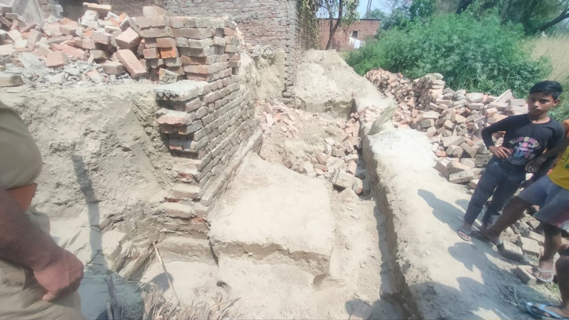 बहराइच: दीवार गिरने से भाई-बहन दबे, एक की मौत...टैंक में खेलते समय हुई घटना     