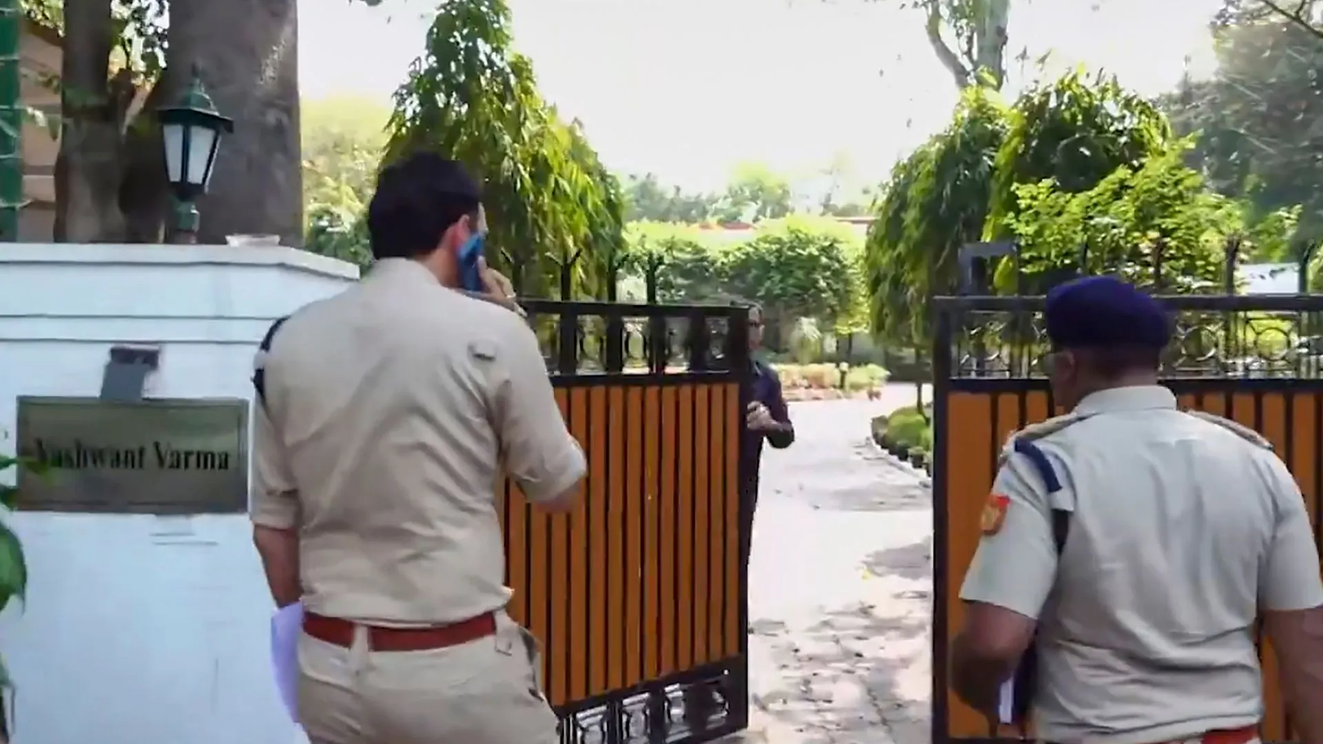 नकदी मामला: जस्टिस यशवंत के घर से निकली दिल्ली पुलिस, आगजनी वाली जगह का 2 घंटे किया मुआयना