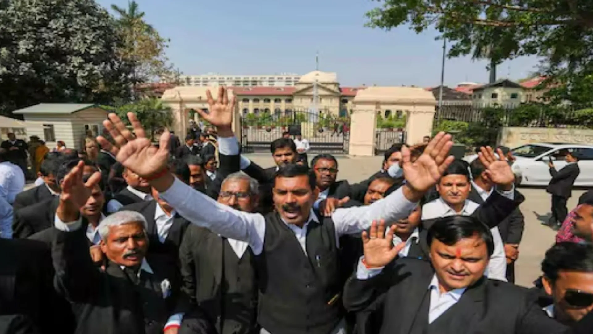 प्रयागराज: इलाहाबाद हाईकोर्ट में अधिवक्ताओं की हड़ताल दूसरे दिन भी जारी, न्यायिक कार्य ठप