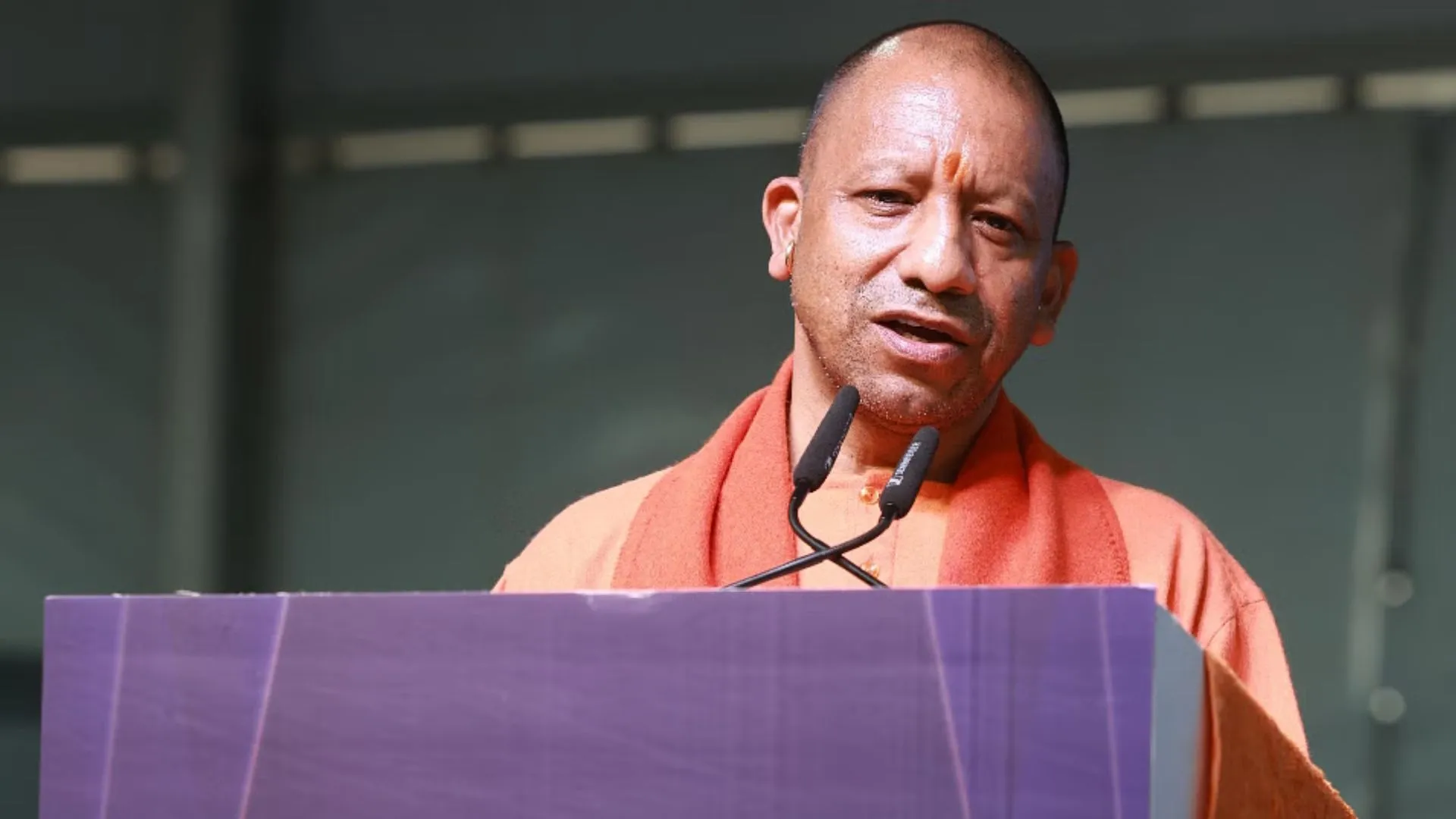 CM Yogi: आगरा में सीएम योगी के विमान की इमरजेंसी लैंडिंग, जानें वजह