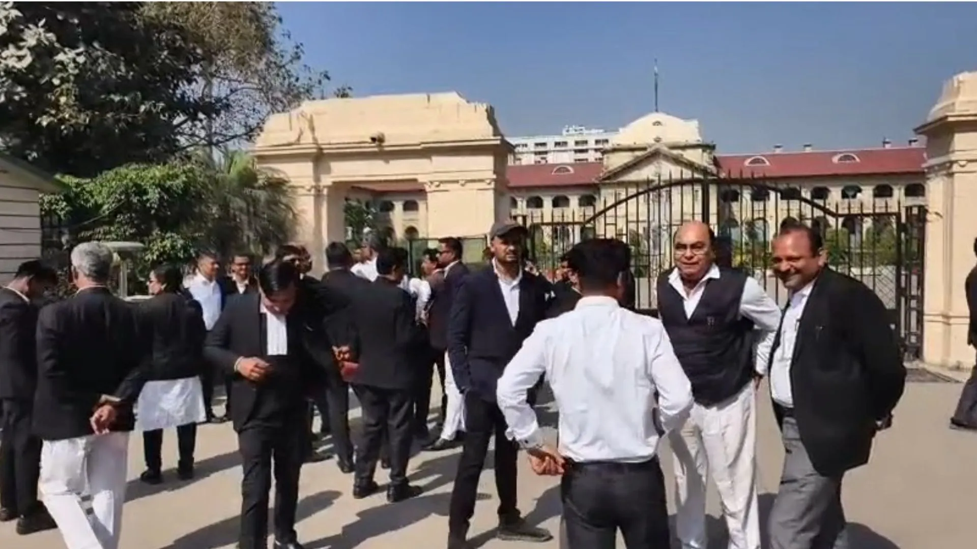 प्रयागराज: इलाहाबाद हाईकोर्ट में लगातार तीसरे दिन भी हड़ताल जारी, 'जस्टिस वर्मा गो बैक' के लगाए नारे 