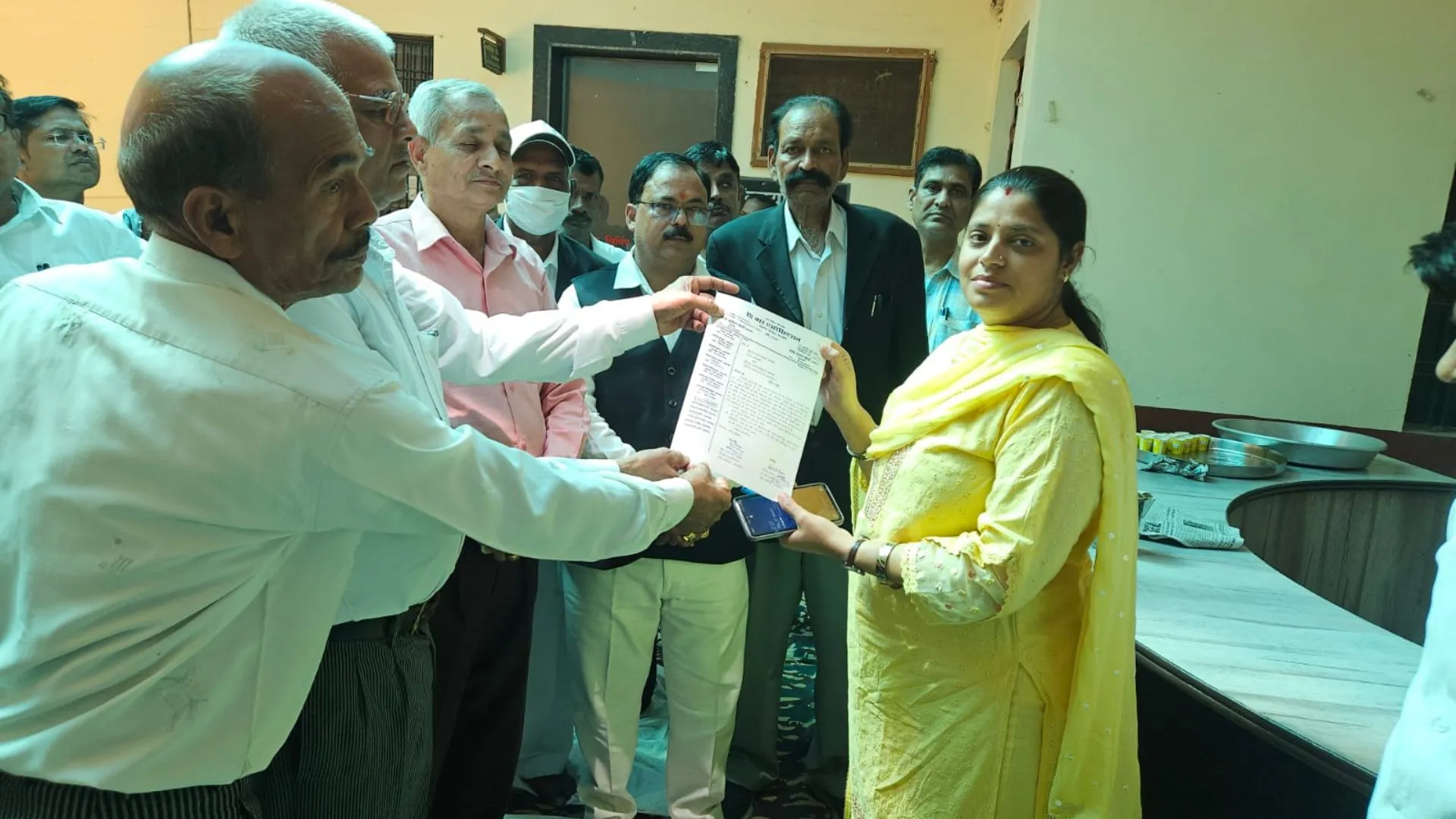 बाराबंकी: अधिवक्ताओं ने SDM कार्यालय पर किया विरोध प्रदर्शन, नायब तहसीलदार को ज्ञापन देकर की कार्रवाई की मांग   