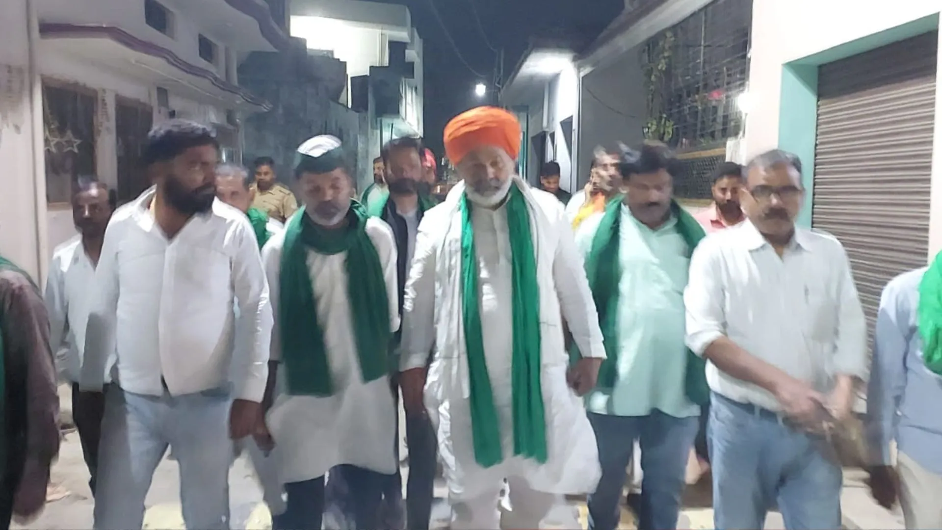 सीतापुर: पत्रकार राघवेंद्र बाजपेई के घर पहुंचे राकेश टिकैत, बोले- सरकार से करेंगे बात