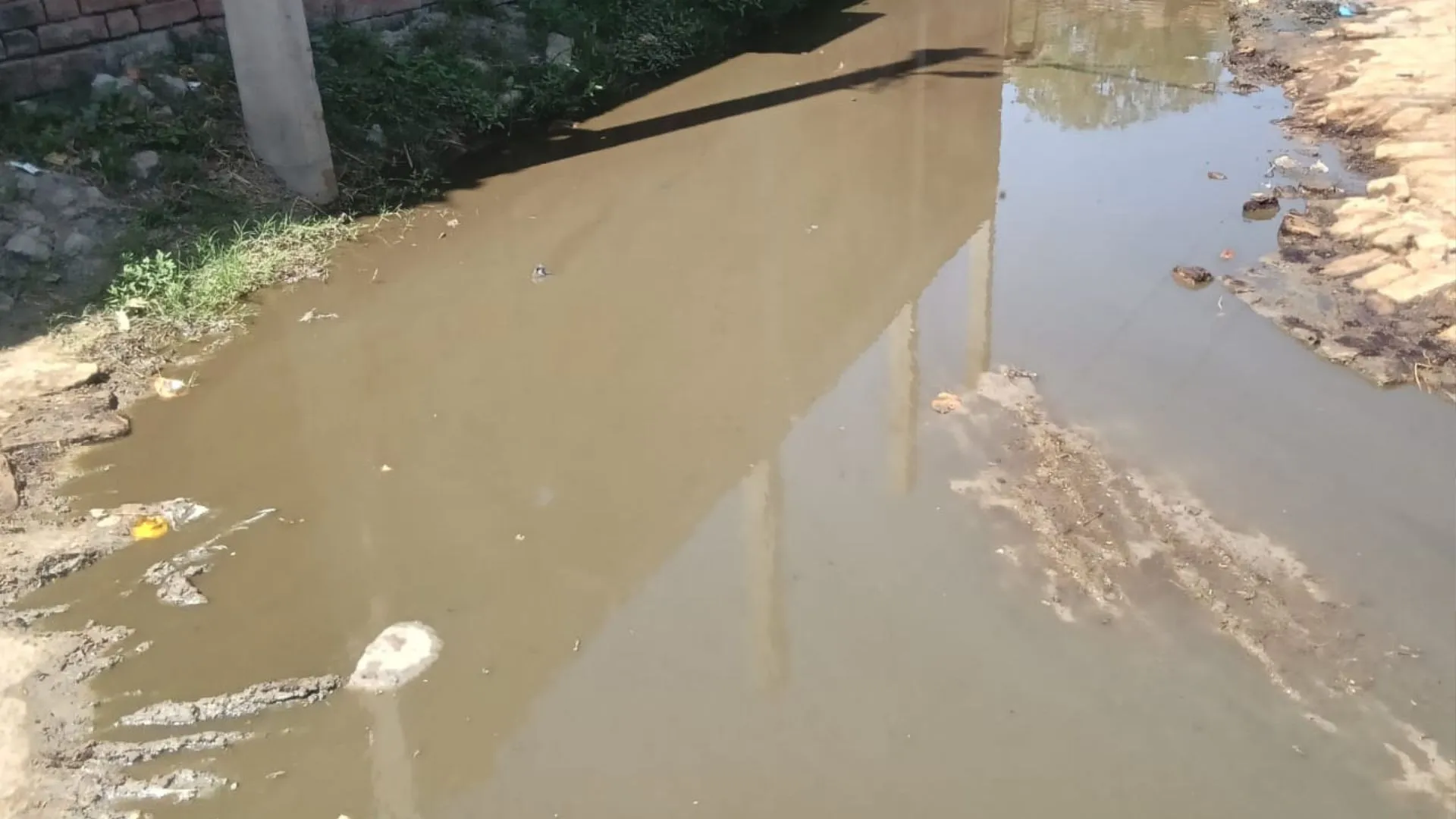 बाराबंकी: कैसे आएगी बेटी की बारात, दबंगों ने बंद की नाली...सड़क पर हुआ जलभराव    