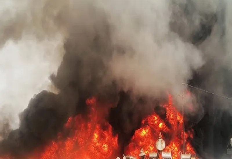 मुरादाबाद : डायल 112 में अचानक लगी आग, पुलिस कर्मियों ने कार से कूद कर बचाई जान...देखें VIDEO