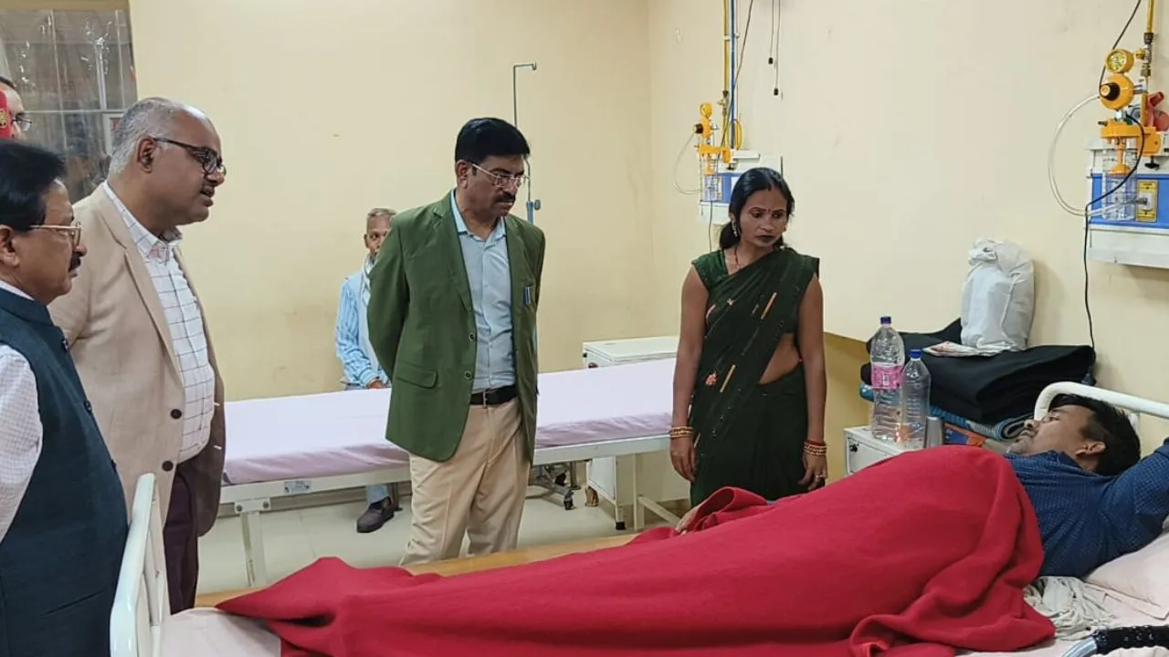 Kanpur में DM ने उर्सला अस्पताल का किया निरीक्षण: कई कर्मचारियों को पाया अनुपस्थित, डॉक्टर और नर्सिंग स्टाफ की लगाई क्लास